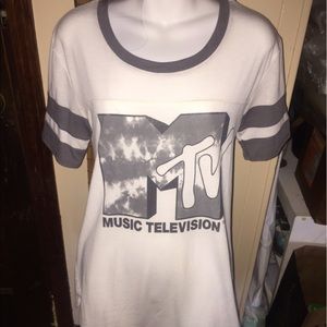 🌟 Bundle 2 for $12 wonderful MTV tee🖤